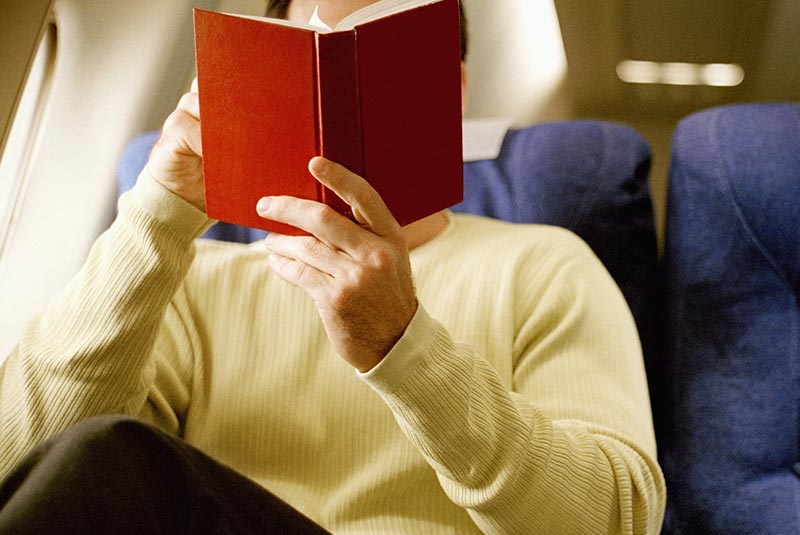 کتاب خواندن در هواپیما
