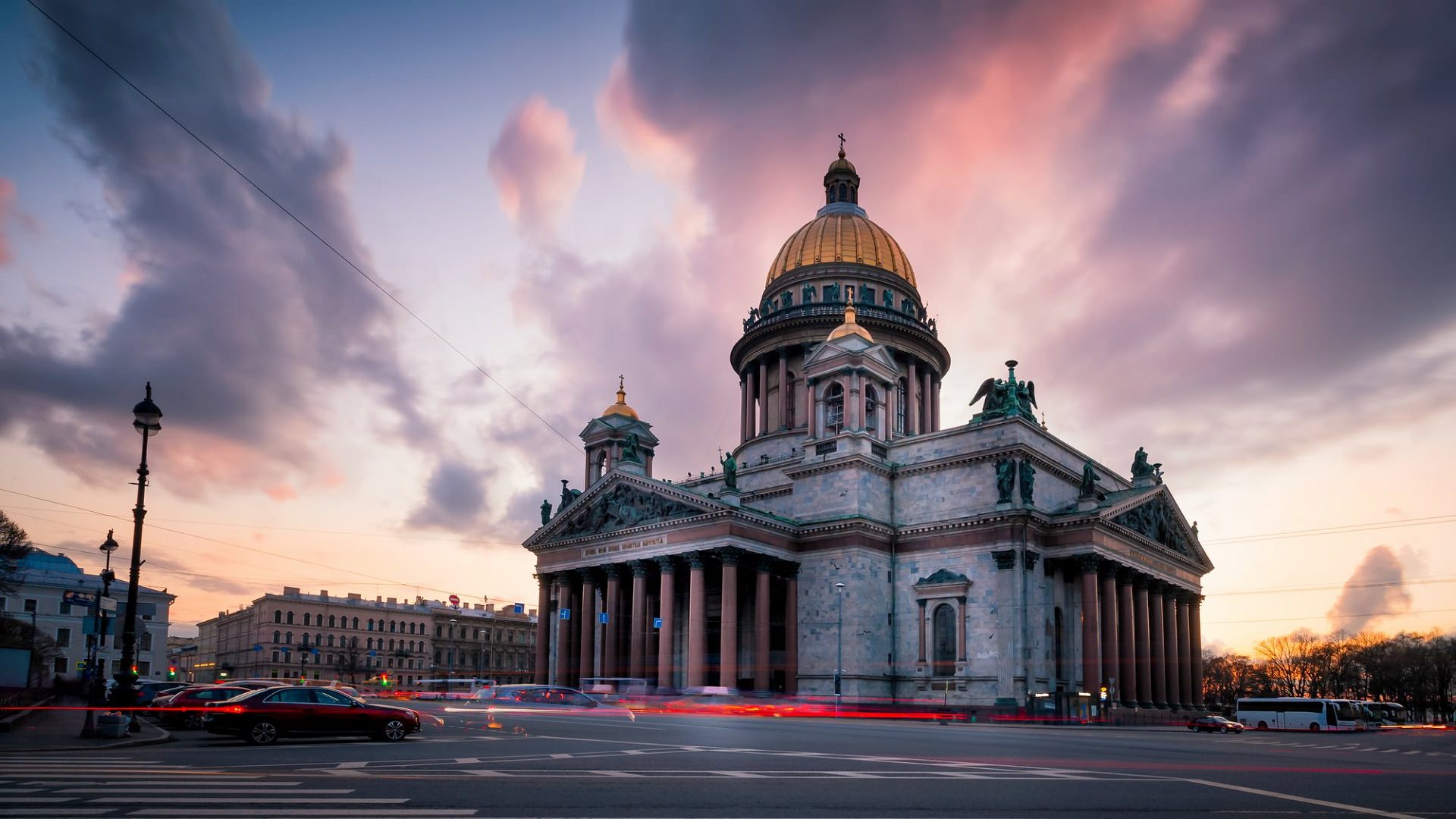 Санкт петербург входит. Исаакиевский собор из города. На фоне Исаакиевского собора. Самые известные здания Петербурга. Букет на фоне Исаакиевского собора.