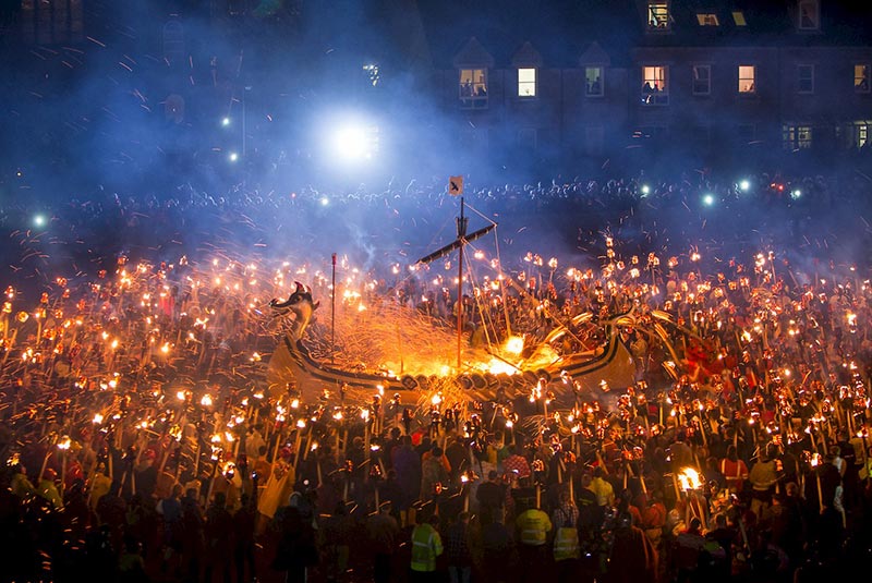 فستیوال آتش آپ هلی آ در اسکاتلند