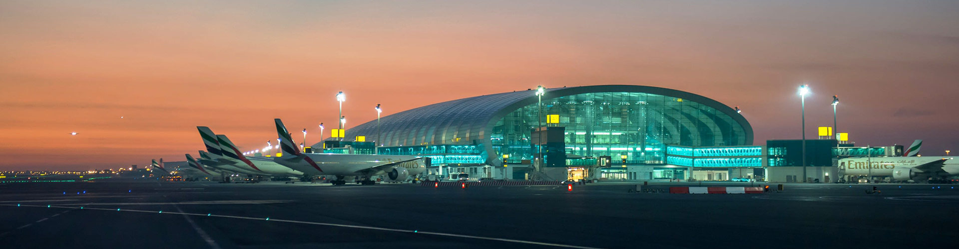 Как найти аэропорт дубай. Международный аэропорт Аль-Мактум. DXB Dubai. Отели в аэропорту Дубая. Аэропорт Дубай фото внутри и снаружи.