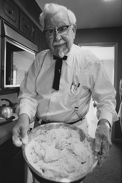 کلنل سندرز در حال تهیه مرغ سوخاری