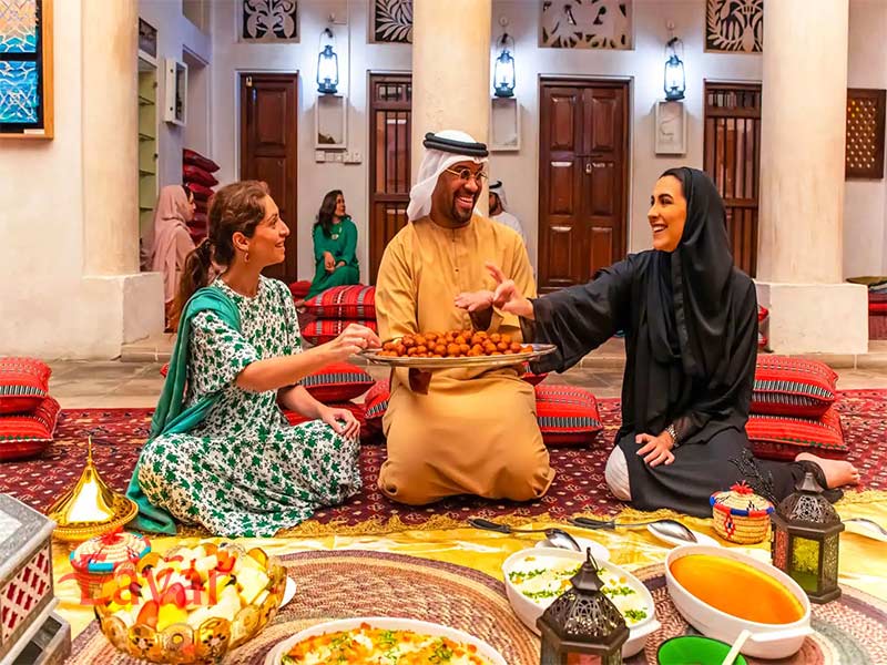 در ماه رمضان در ملا عام غذا نخورید