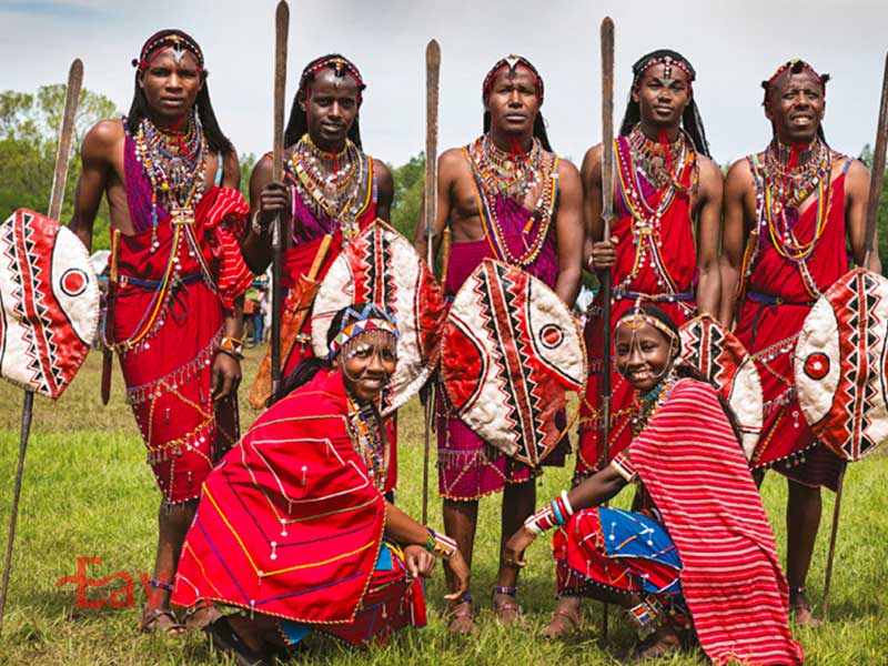 نمادهای هویت قبیله بر تن قرمز پوشان
