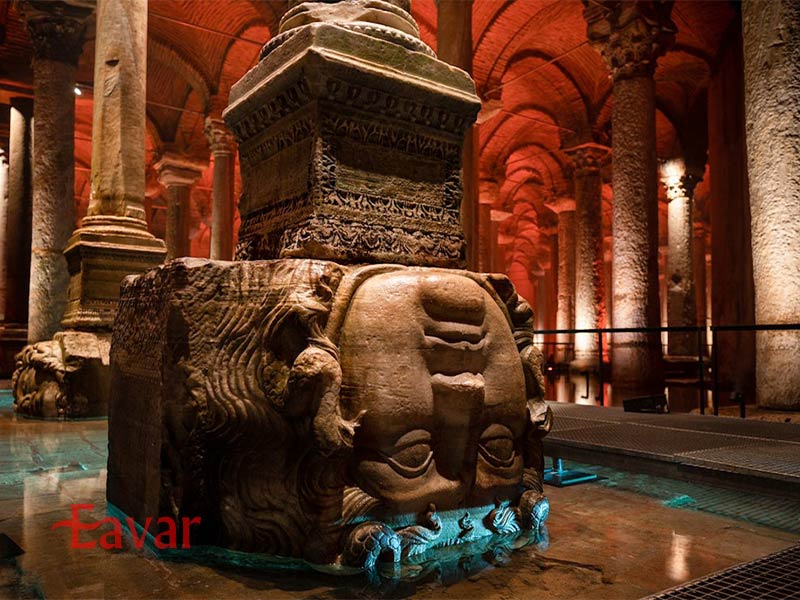 سر مدوسا در آب انبار باسیلیکا استانبول