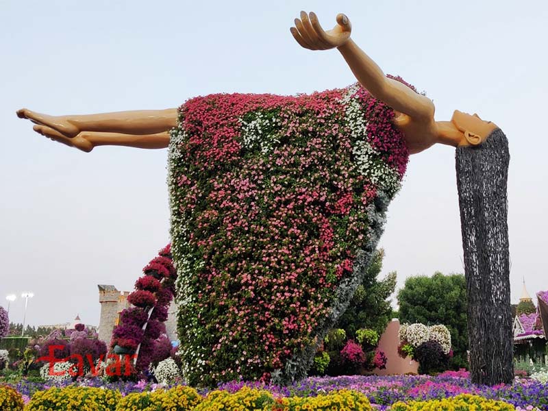 بانوی شناور از دیدنی های باغ گل دبی