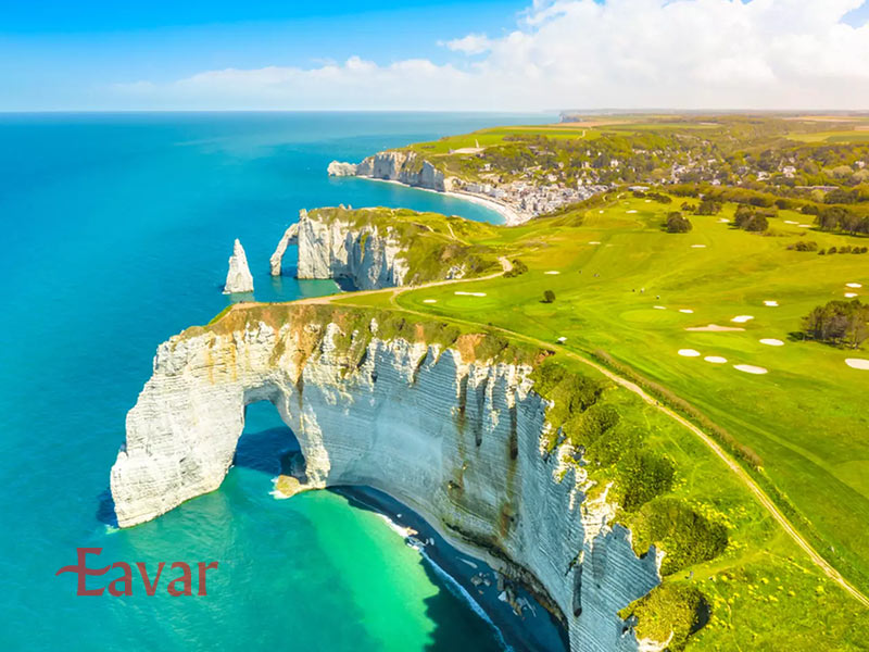 صخره های اترتا از جاذبه های طبیعی فرانسه