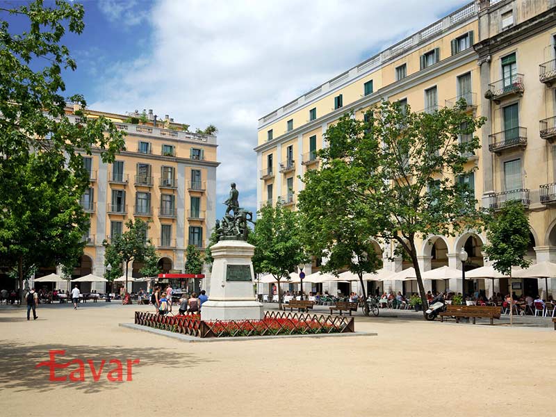 میدان استقلال از جاذبه های دیدنی خیرونا