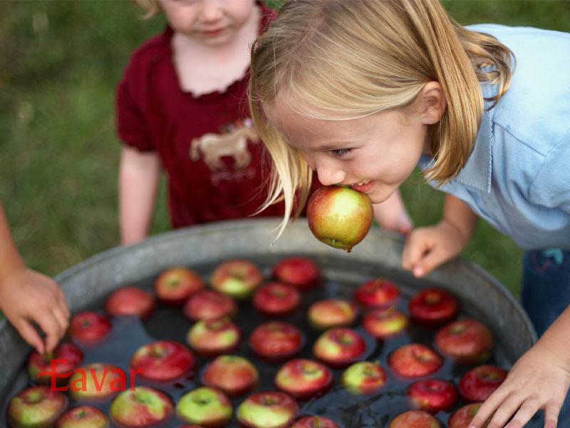 بازی گرفتن سیب با دهان در هالووین