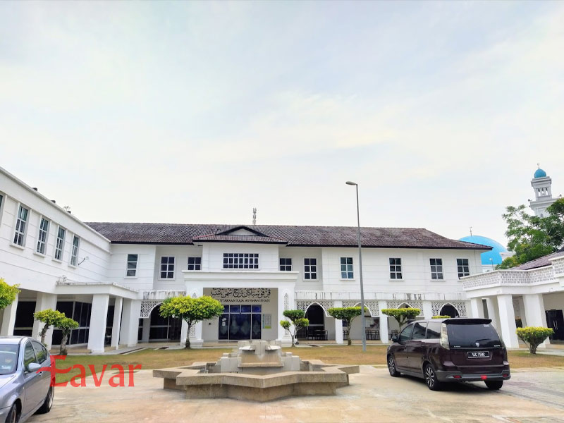 ورودی کتابخانه عمومی کوالا کانگسار در تورهای کتابخانه گردی