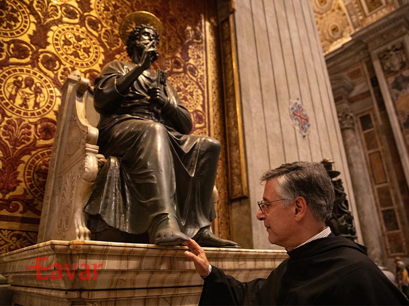 مجسمه برنزی سن پیتر در کلیسا واتیکان