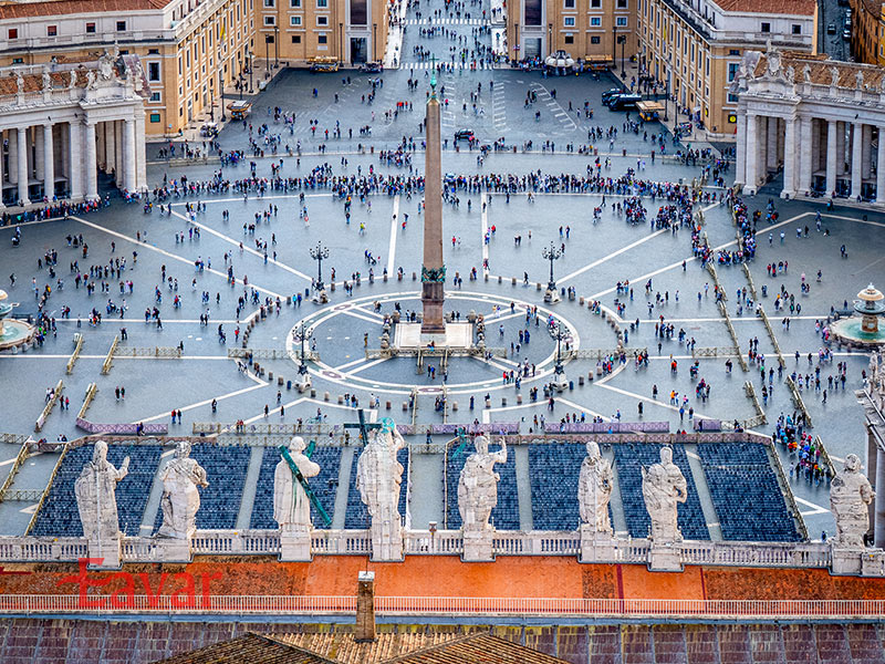 میدان سن پیتر از جاذبه های اصلی واتیکان