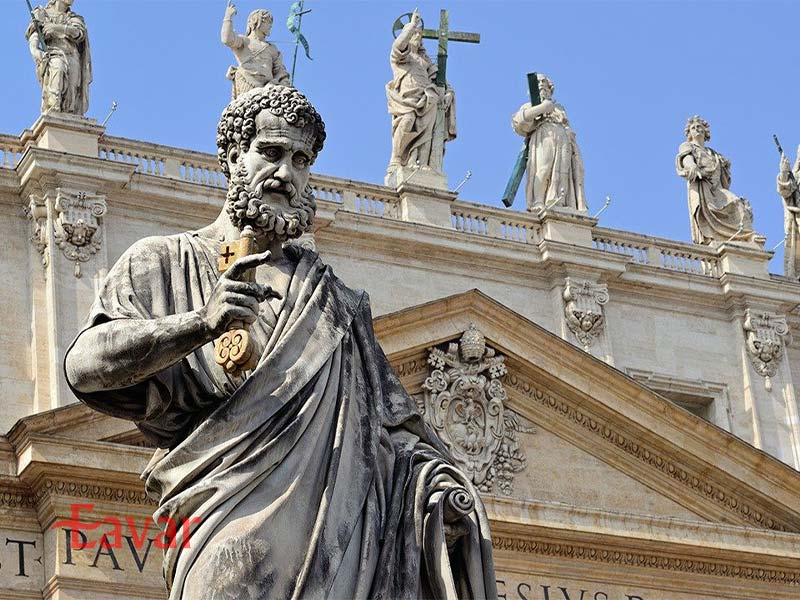 قدیسان محافظ میدان سن پیترو ورودی کلیسا واتیکان