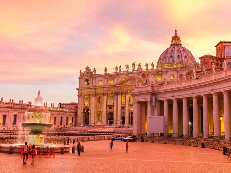 میدان سن پیتر از دیدنی های واتیکان