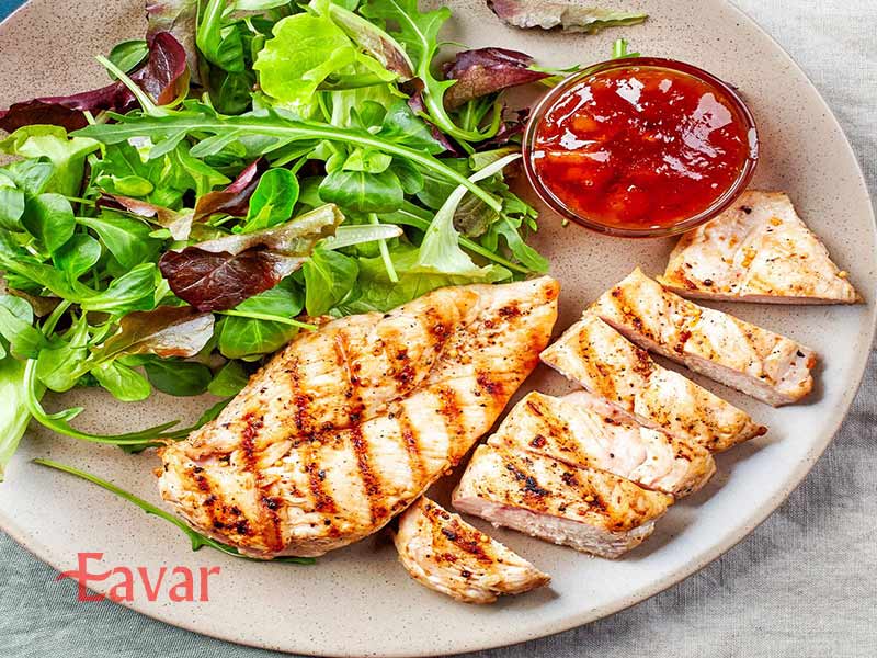 استیک مرغ و بشقاب سبزیجات