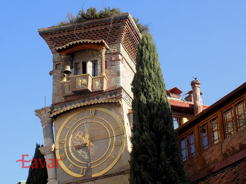 برج ساعت کج و فانتزی گابریادزه از مکان های دیدنی تفلیس