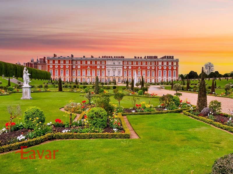 کاخ همپتون کورت از مکان های تاریخی انگلیس