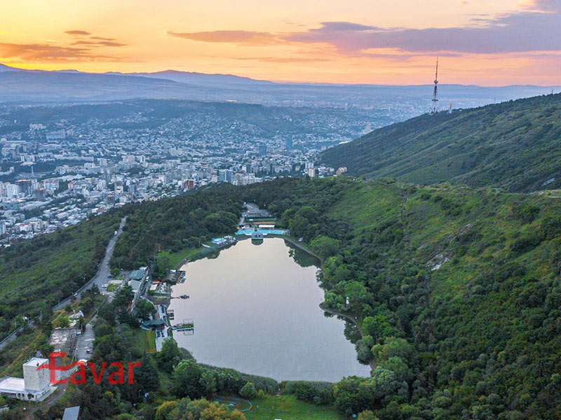 دریاچه لاک پشت از جاذبه های تفلیس