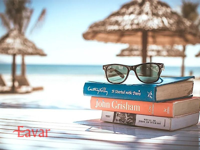 مطالعه کتاب در ساحل