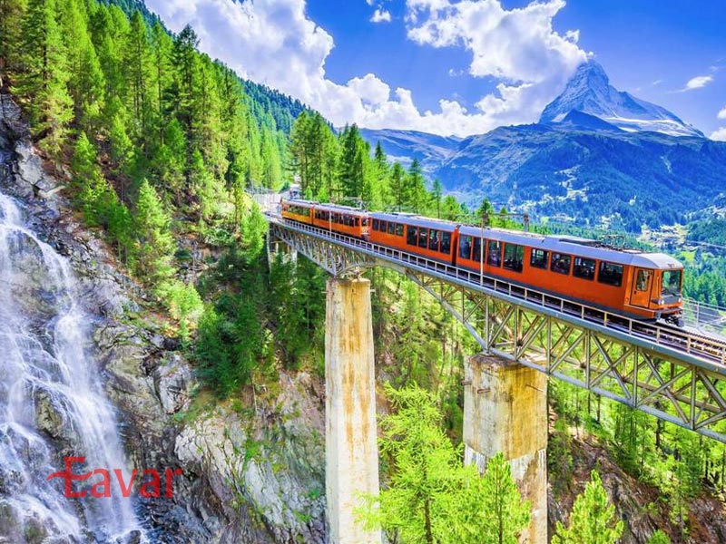 قطار سوئیس در آب و هوای سوئیس در تابستان