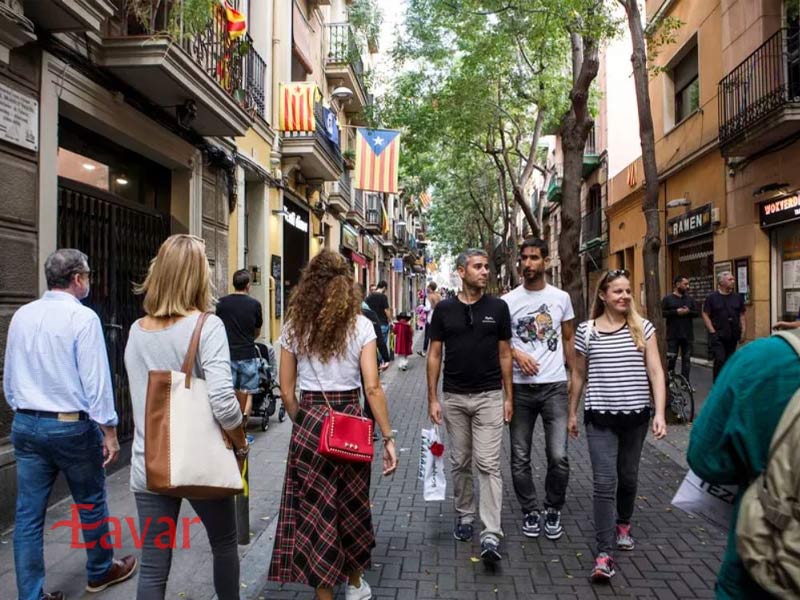 گردشگران در بارسلونا