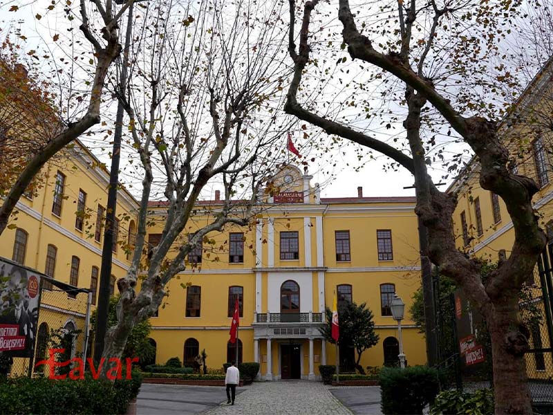 دبیرستان گالاتاسرای از بناهای تاریخی در نزدیک میدان تکسیم استانبول