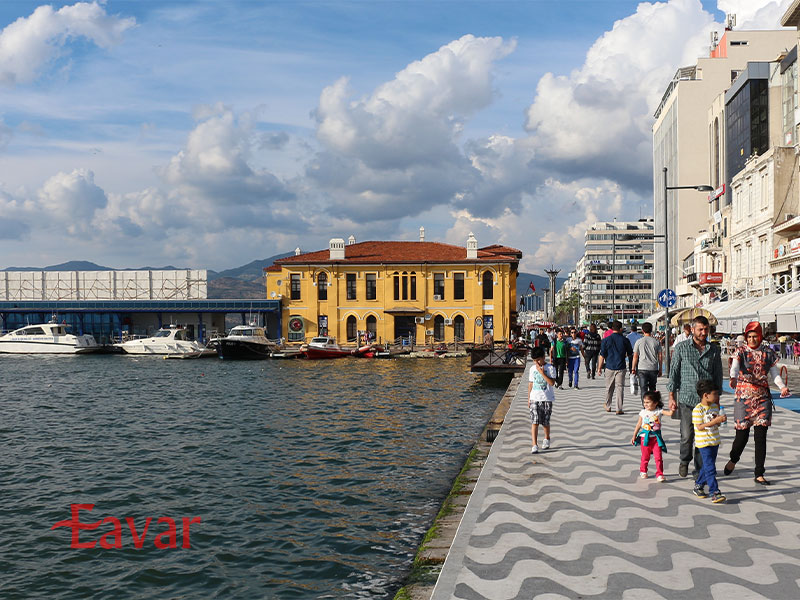 گردشگران در اسکله ازمیر