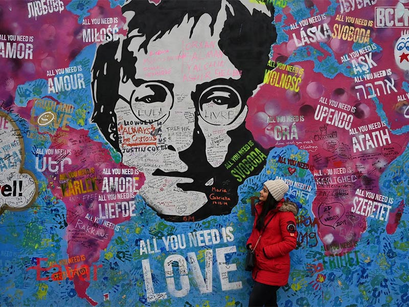 پیام های جهانی روی دیوار لنون پراگ