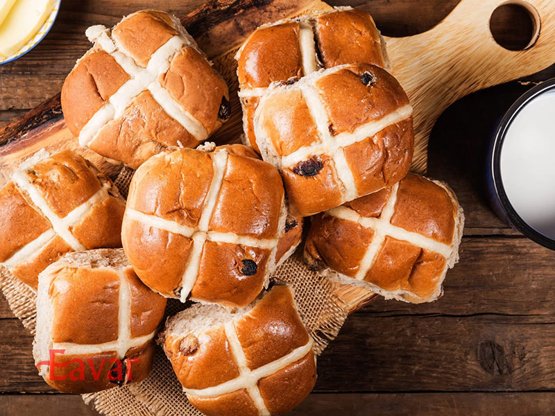 نان های صلیبی داغ از خوراکی های عید پاک