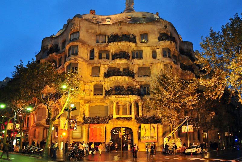 معماری کازا میلا بارسلونا