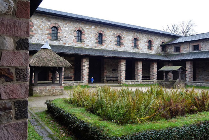 محوطه مرکزی قلعه زالبورگ فرانکفورت