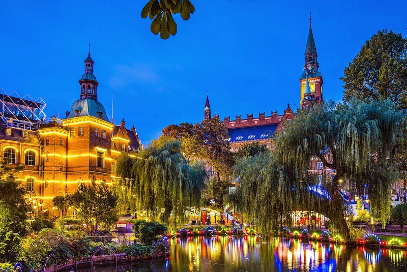 باغ های تیوولی دانمارک در شب